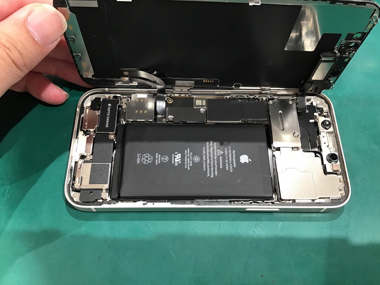 iPhone12のバッテリー交換ならデータをそのまま・最短即日修理のスマホ修理工房西八王子店にご相談ください！